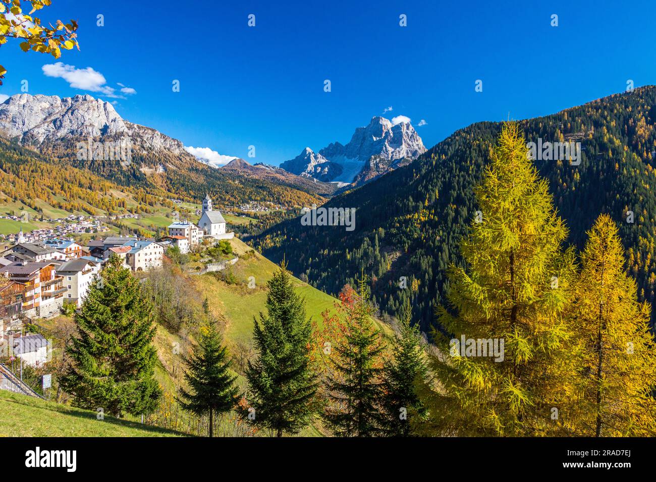 Colle Santa Lucia und Monte Pelmo im Herbst, Val Fiorentina, Dolomiten Stockfoto