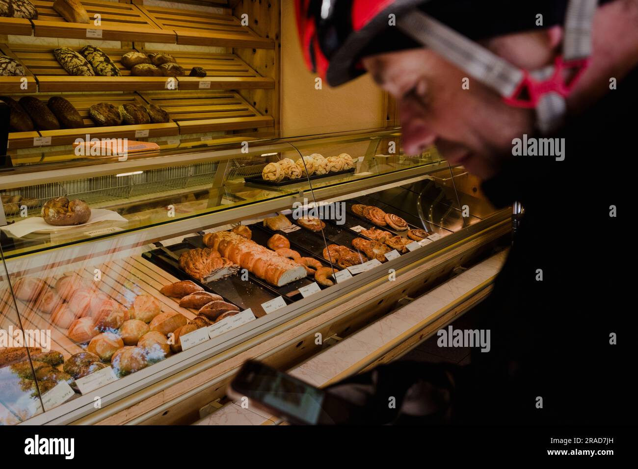 Radfahrer in einer traditionellen deutschen Bäckerei Stockfoto