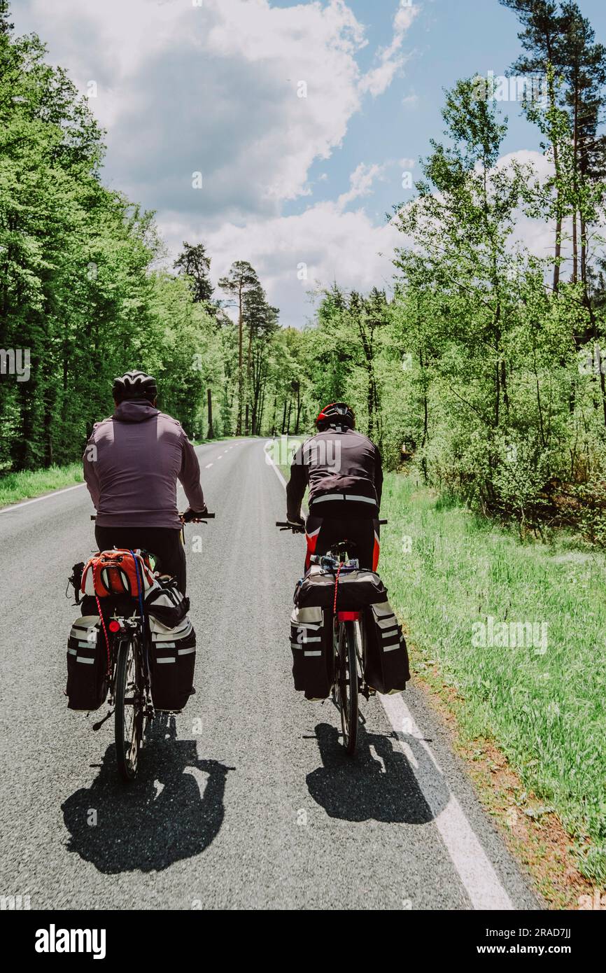 Radfahrer, die Fahrräder im Wald fahren, Deutschland Stockfoto