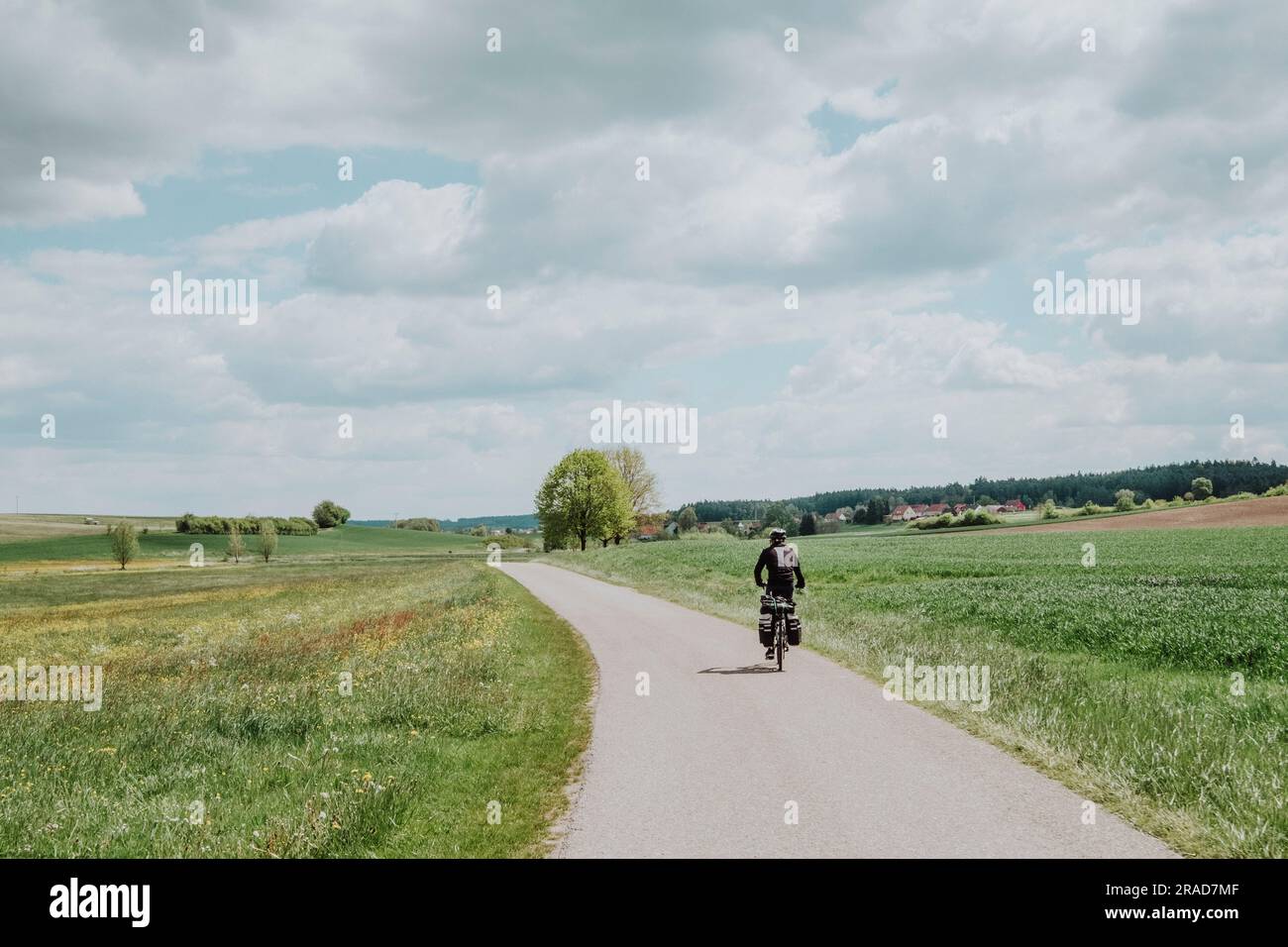 Ein Radfahrer, der in Deutschland mit seinem Fahrrad fährt Stockfoto
