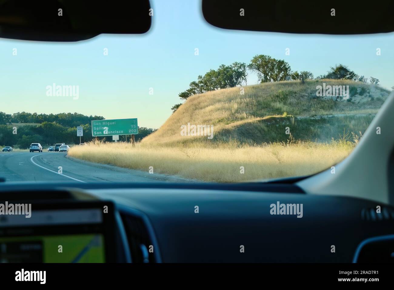 Straßenschild an einer Kurve mit San Miguel 7 Salinas 95 San Francisco 202 Meilen vom US Highway 101 entfernt von einem Auto-Innenraum, der nordkalifornische USA fährt Stockfoto