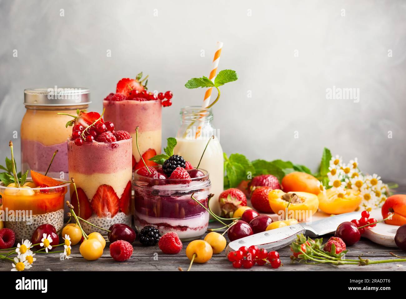 Saubere Essensideen zum Frühstück oder Snack. Auswahl an Beerenobst-Smoothies, Säften und Chiasamen-Pudding. Konzept der gesunden Ernährung. Stockfoto