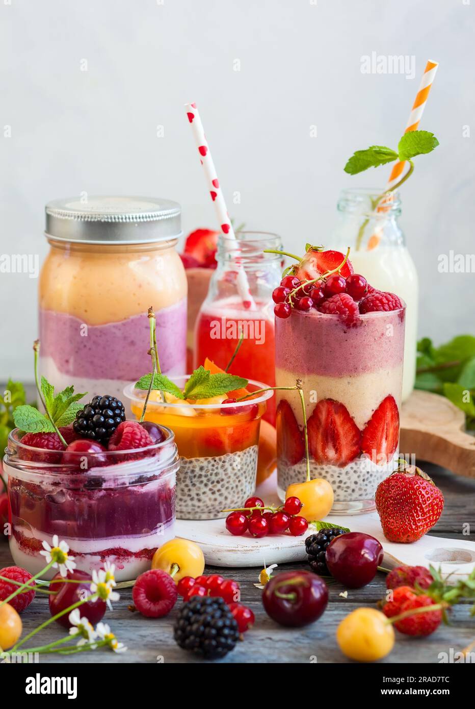 Saubere Essensideen zum Frühstück oder Snack. Auswahl an Beerenobst-Smoothies, Säften und Chiasamen-Pudding. Konzept der gesunden Ernährung. Stockfoto