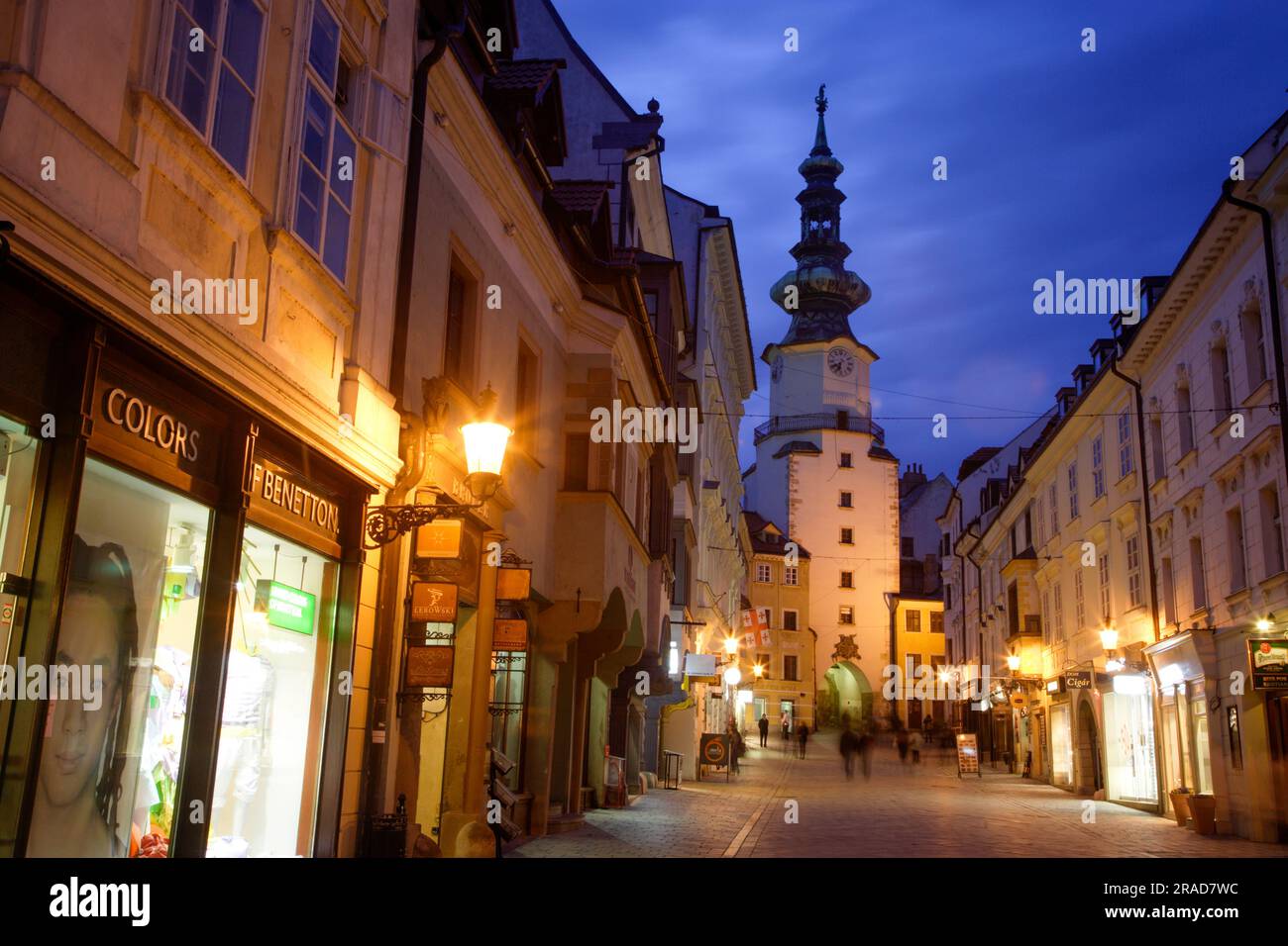 Beleuchteter Saint-Michaels-Turm bei Nacht, Bratislava, Slowakei. Erstellt Stockfoto