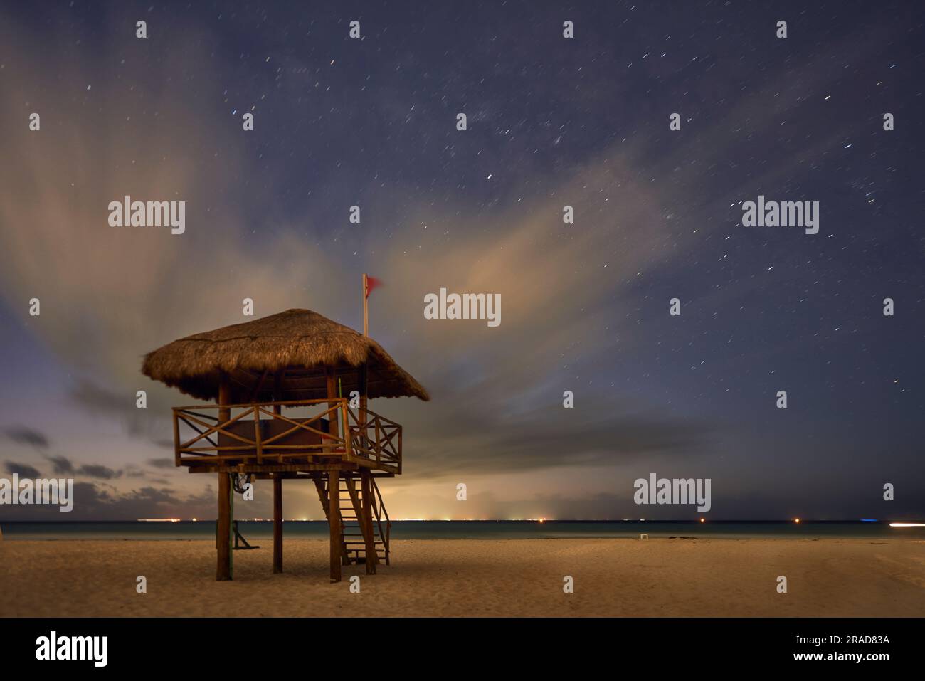Rettungsschwimmer-Stand bei der Nachtspause am mexikanischen Karibikstrand Stockfoto