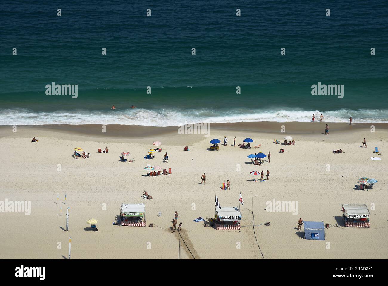 Hoher Winkel des Copacabana-Strands in Rio de Janeiro bei Sommersonne Stockfoto