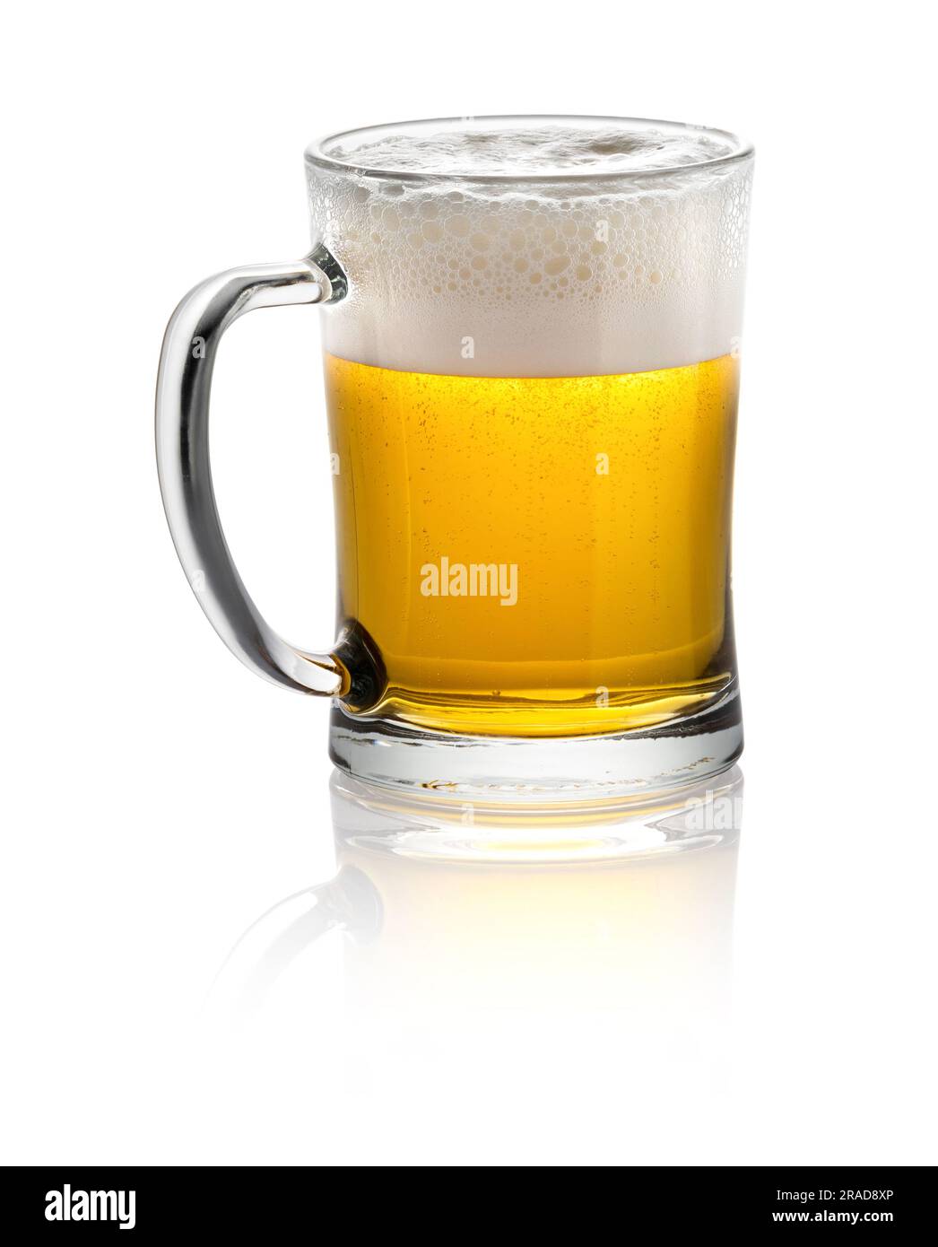 Glasbecher mit frischem alkoholischen Bier mit Schaum isoliert auf weißem Hintergrund mit Schatten Stockfoto