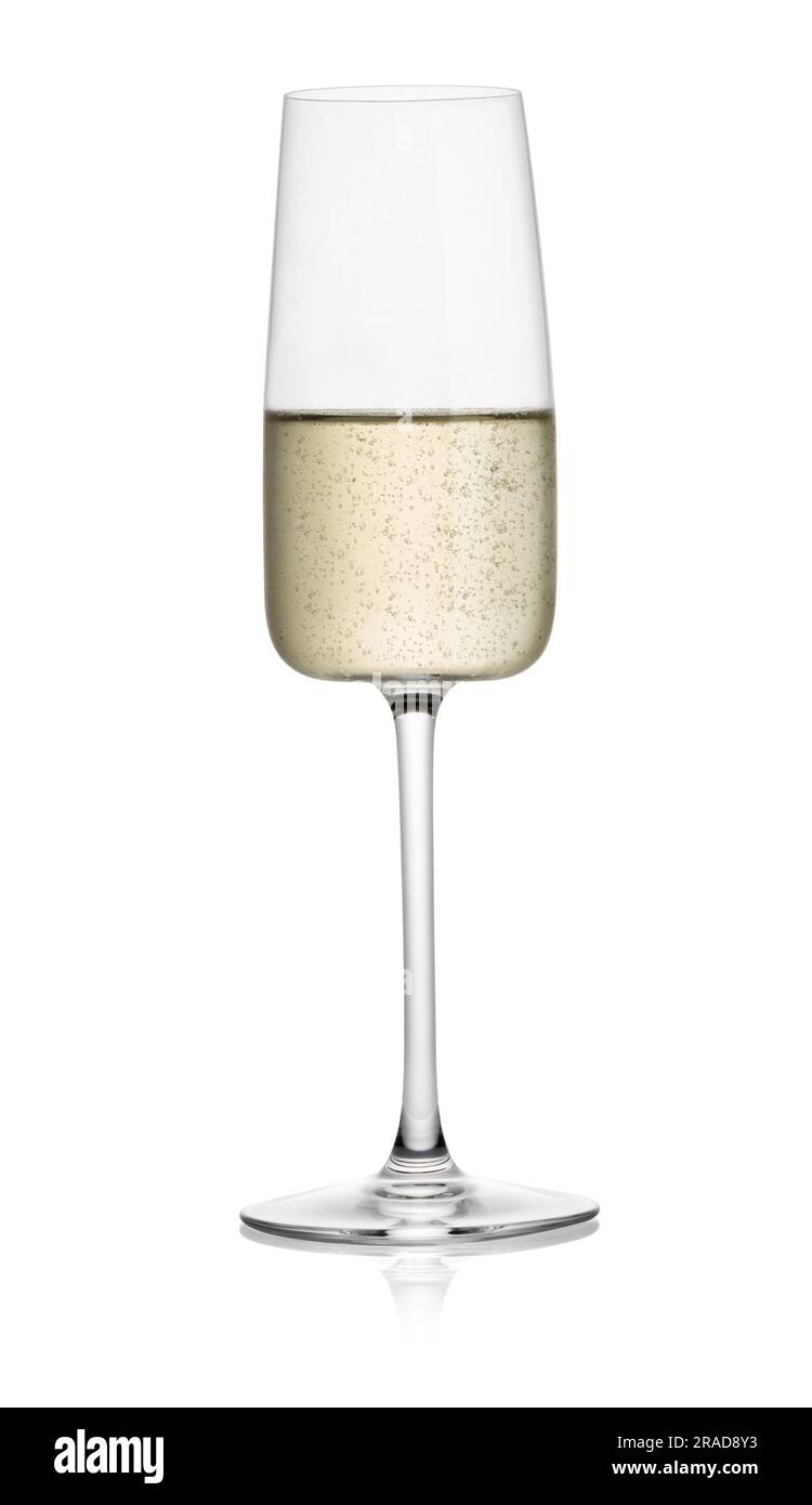 Transparentes Glas gefüllt mit Champagner-Alkohol-Getränk isoliert auf weißem Hintergrund im Studio Stockfoto