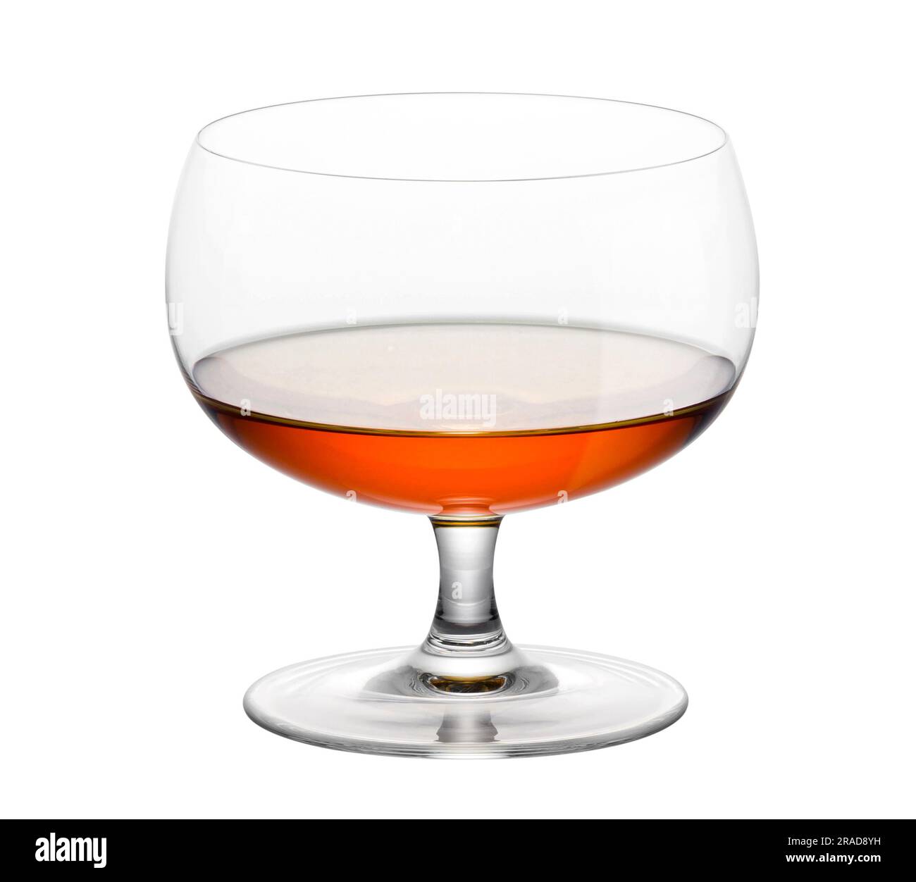Transparentes, kristallklares Glas gefüllt mit köstlichem Cognac-Getränk isoliert auf weißem Hintergrund Stockfoto