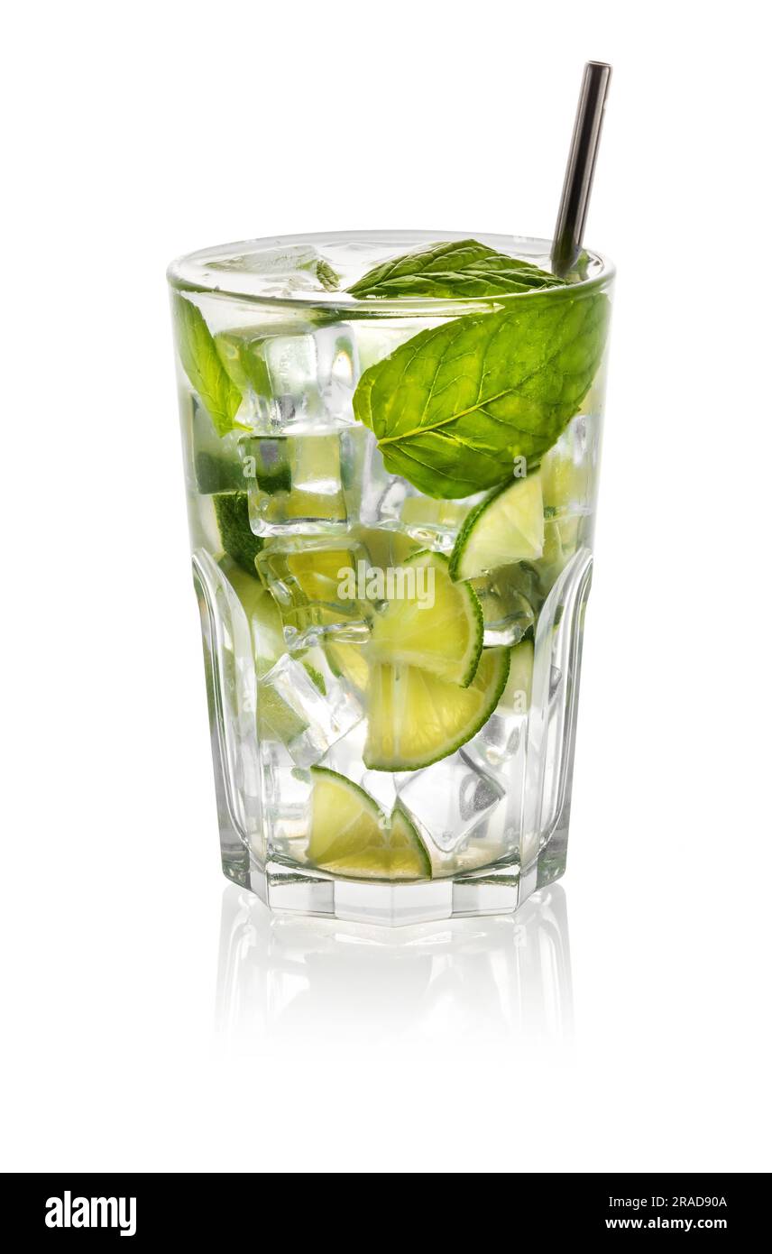 Mojito-Cocktail in Glas aus Limettenscheiben, Minze und Eiswürfeln mit Stroh auf weißem Hintergrund Stockfoto