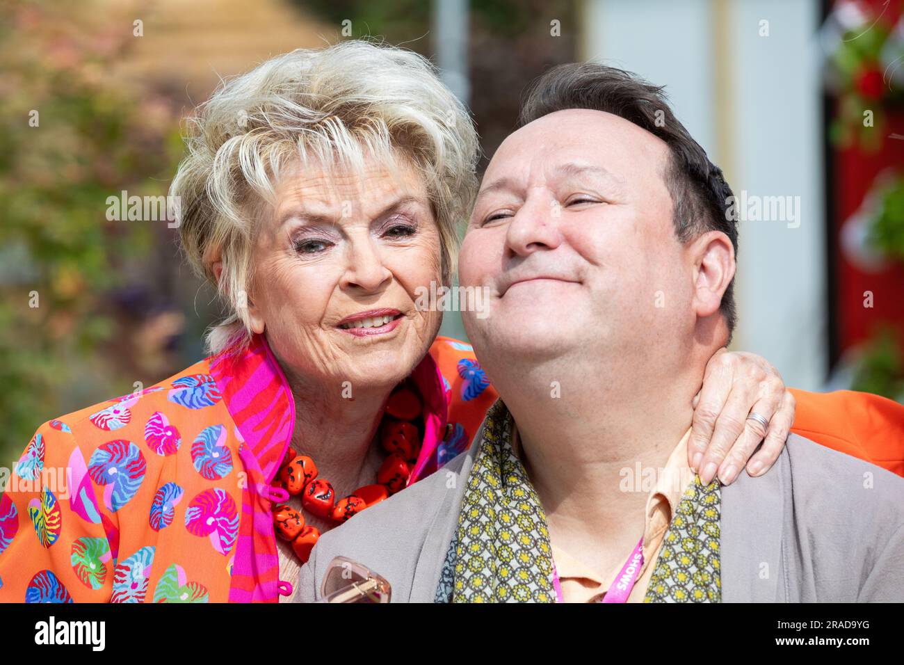 East Molesey, Großbritannien. 3. Juli 2023. Gloria Hunniford und Mark Lane nehmen am RHS Hampton Court Palace Garden Festival Teil, das für die Presse geöffnet wurde. Die weltberühmte Blumenshow ist ein glamouröser, unterhaltsamer und informativer Tag, an dem viele Berühmtheiten teilnehmen. Es gibt viele Gärten, Blumenausstellungen, Marquees, alles auf dem herrlichen Gelände des Hampton Court Palace. Kredit: Keith Larby/Alamy Live News Stockfoto