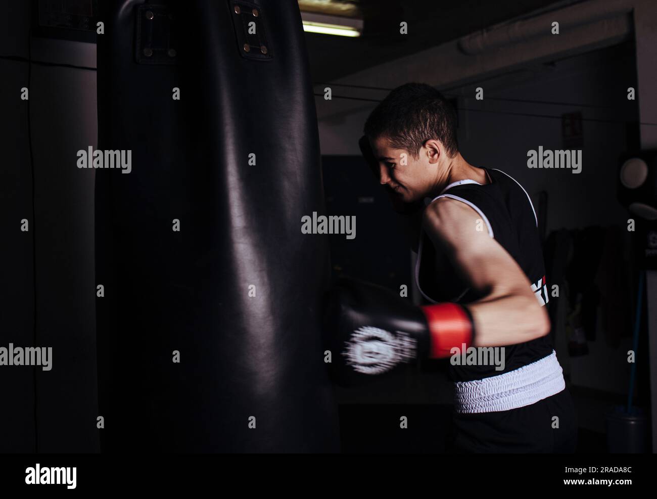 Junger Boxer, der während des Trainings Hit boxt. Stockfoto