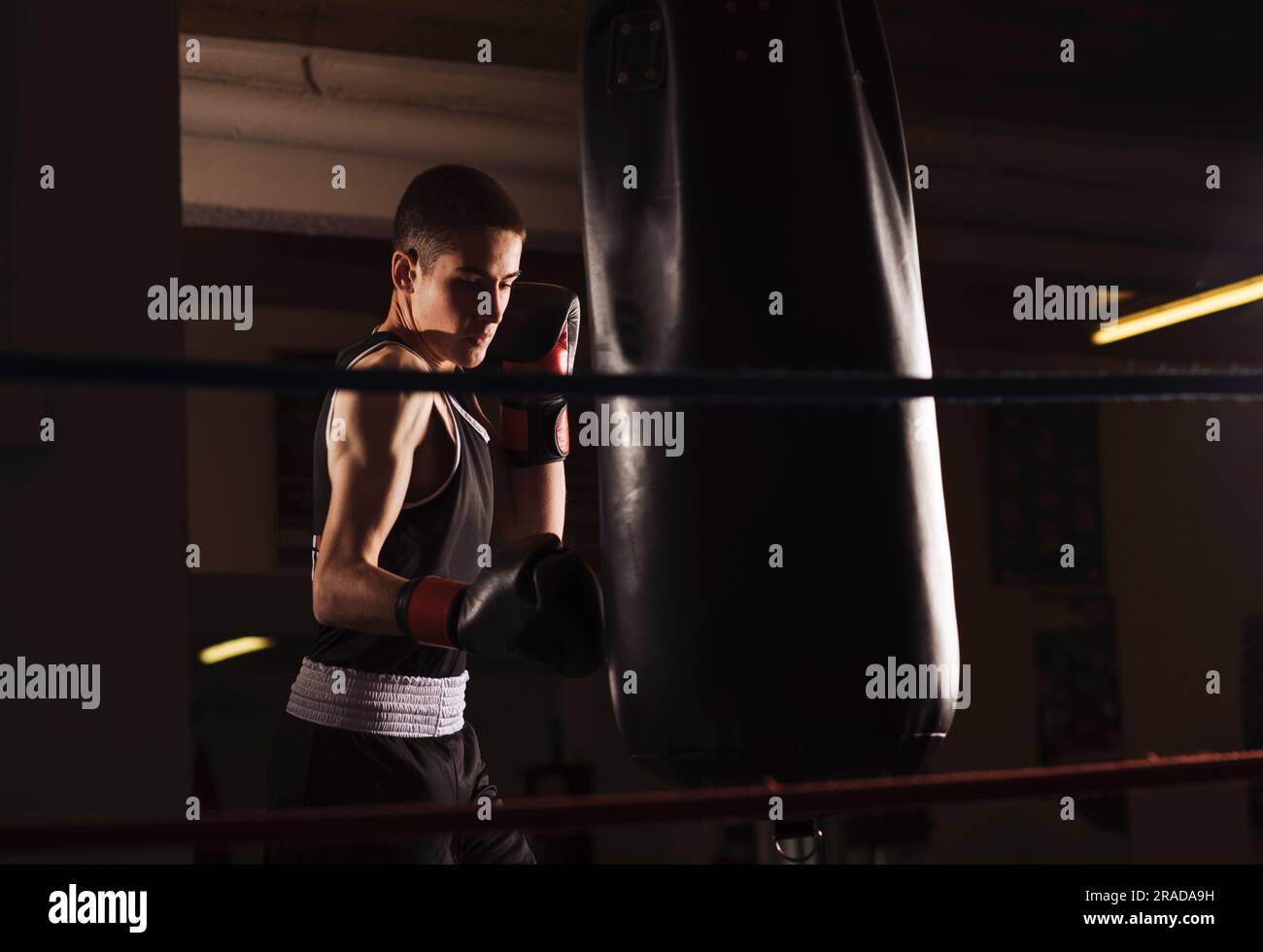 Junger Boxer, der während des Trainings Hit boxt. Stockfoto