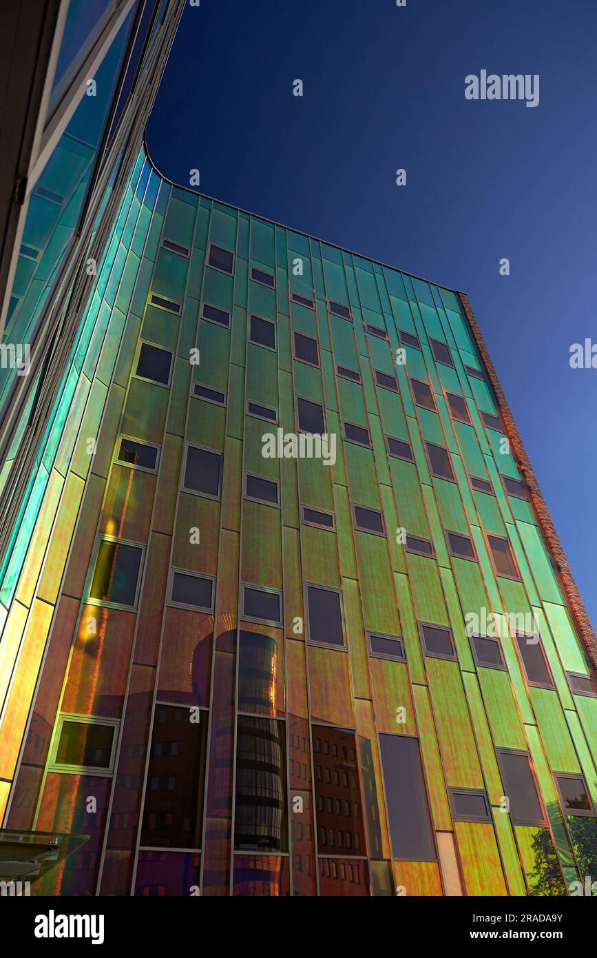 Erstaunliche farbenfrohe reflektierende Fassade eines modernen Bürogebäudes in der Sonne Stockfoto