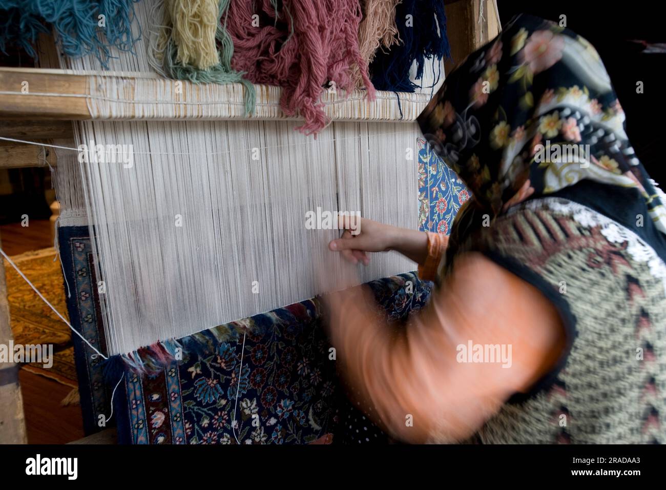 Eine türkische Frau, die Teppichweber in der Elegance Rug Gallery, Sultanahmet, Stockfoto Eine türkische Frau, die Teppichweber in der Elegance Rug Gallery, Sultanahmet, Stockfoto
