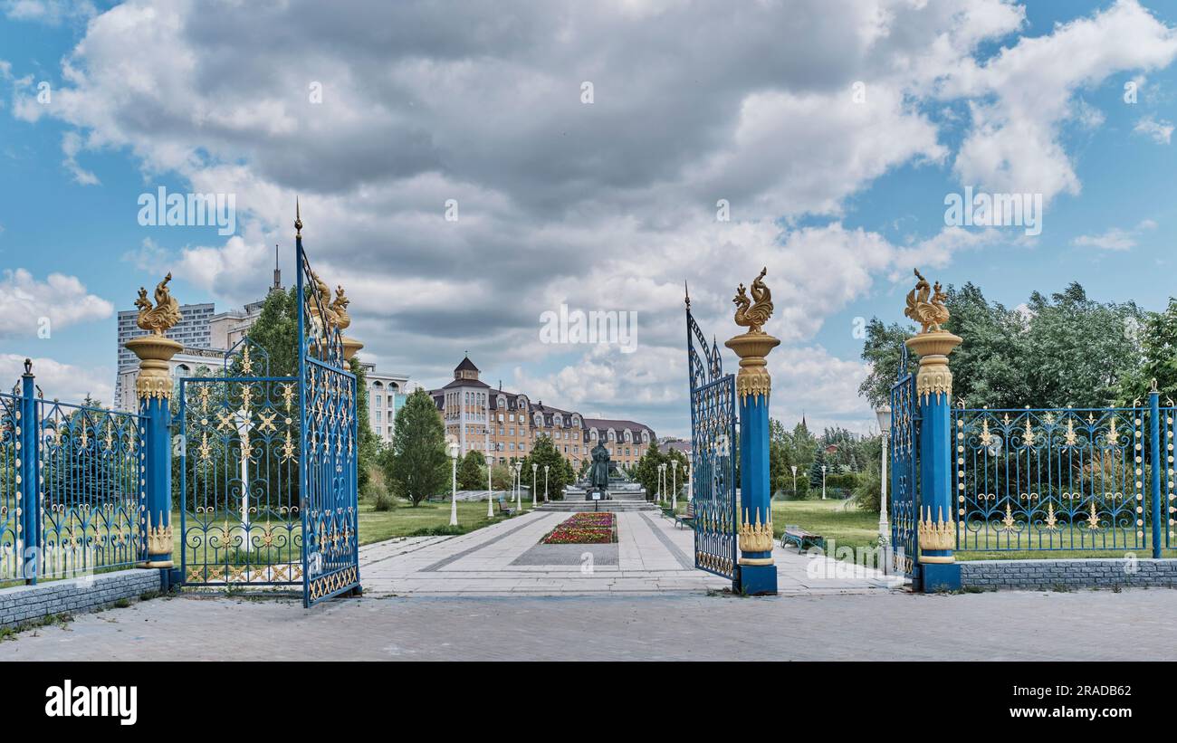Öffnen Sie die Tore zum Millennium Park, der mit goldenen Figuren von Zilanten, Kasan, Russland dekoriert ist Stockfoto