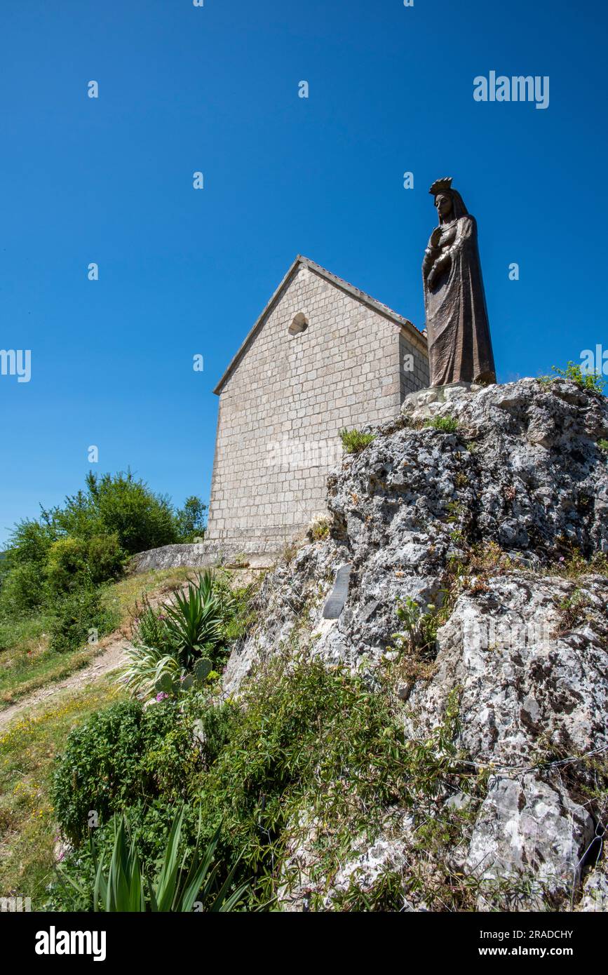 lady of sinj Statue im Schloss und der Festung sinj, unsere Lady of Split und die kleine Kirche auf dem Hügel über der kroatischen Stadt sinj in dalmatien Stockfoto