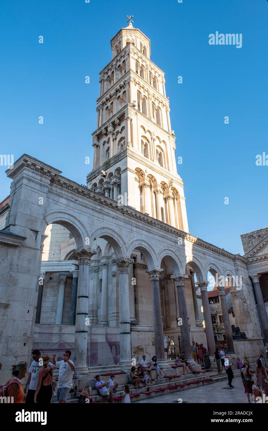 Dioklesienpalast mit dem Glockenturm der Dominosteine in Grad Split, kroatien. Stockfoto