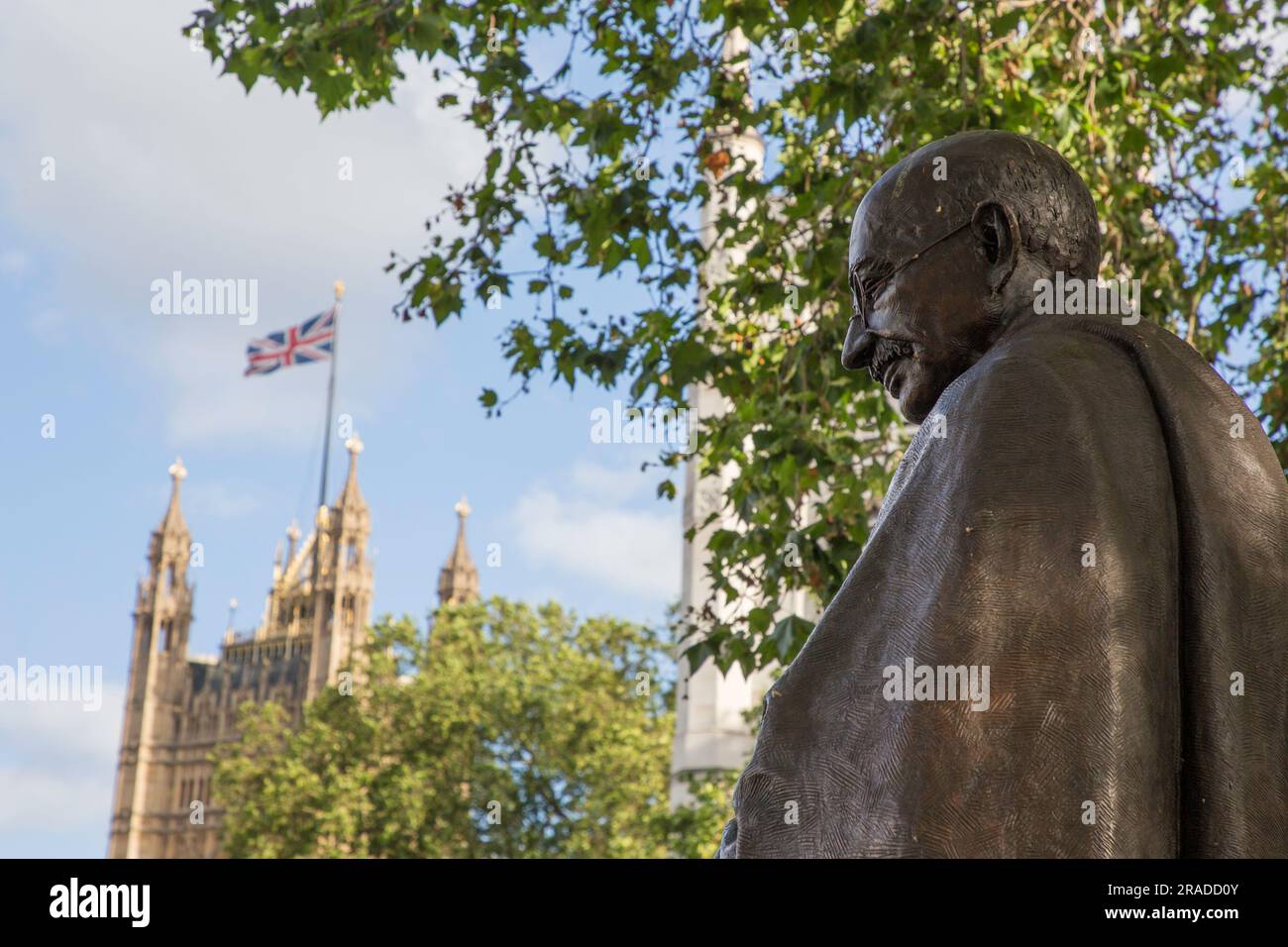 Ghandi-Statue am Parliament Square London und Houses of Parliament Stockfoto