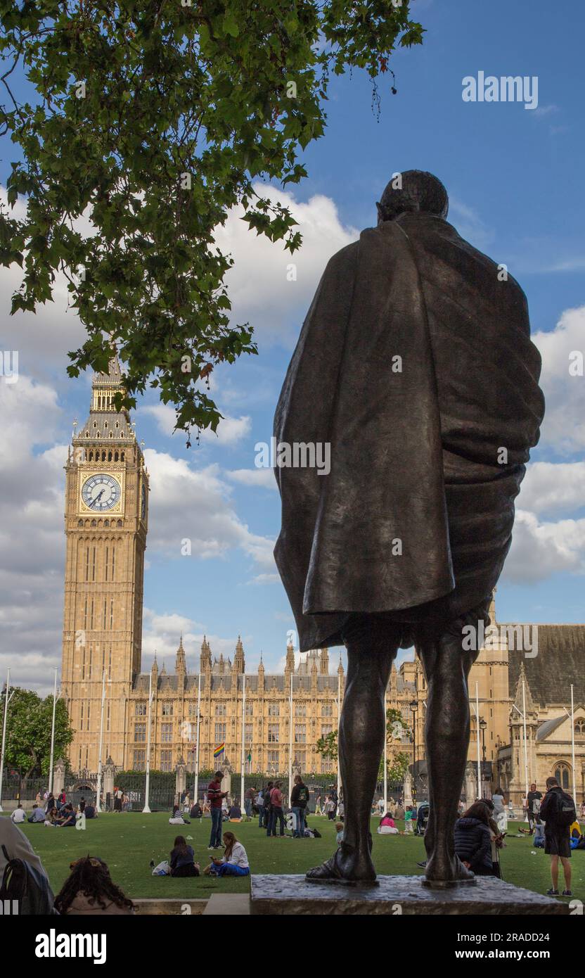 Ghandi-Statue am Parliament Square London und Houses of Parliament Stockfoto