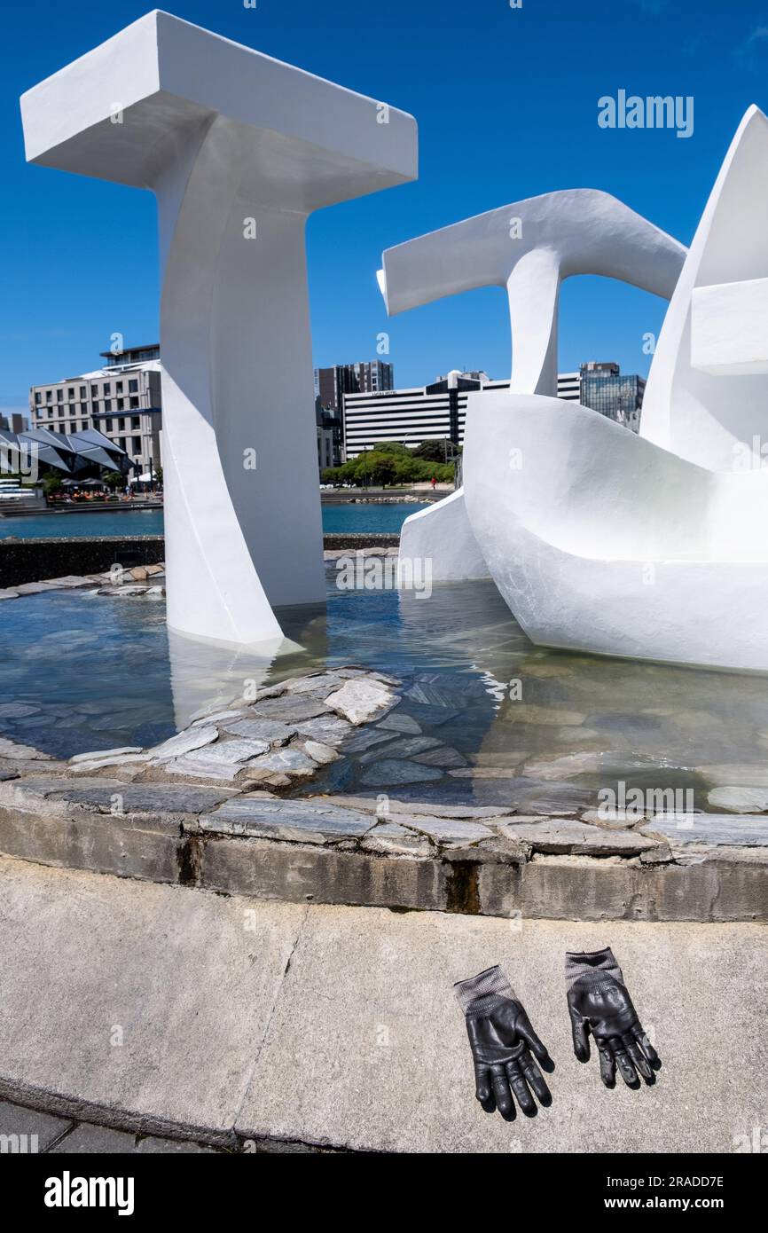 Ein Paar Lederhandschuhe werden auf einer Springbrunnen-Skulptur am Great Harbour Way in der Hafengegend Wellington, Hauptstadt Neuseelands, zum Trocknen gelassen Stockfoto