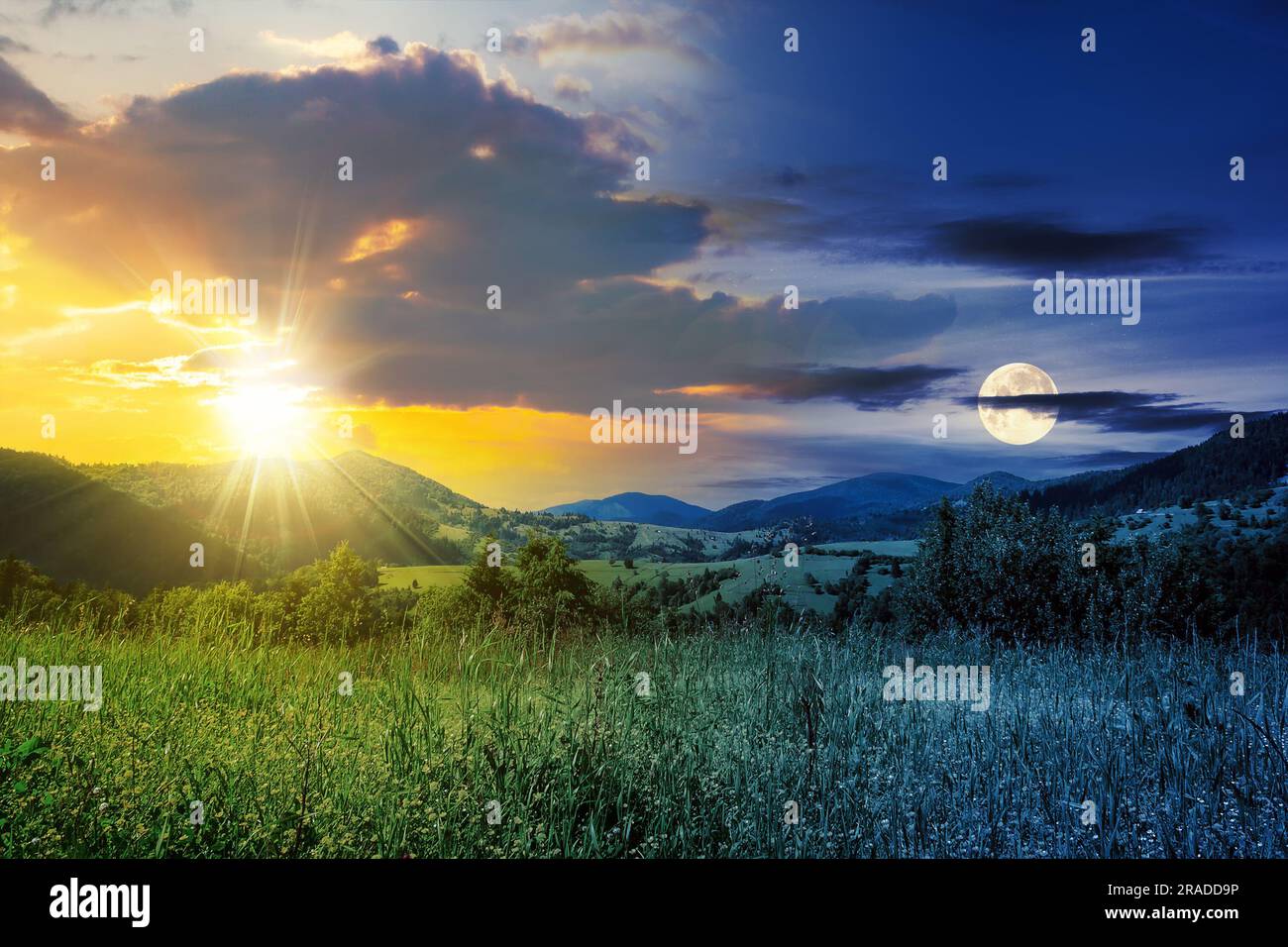 Tag- und Nachtzeit-Änderungskonzept. Alpenwiesen mit hohem Gras vor dem Hintergrund von Bergen mit Sonne und Mond in der Dämmerung Stockfoto