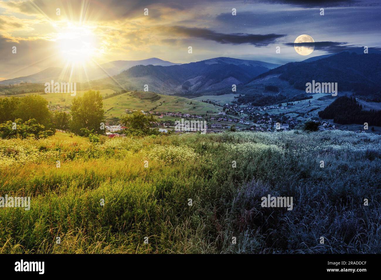 Tag- und Nachtzeit-Änderungskonzept. Wiese mit wilden Kräutern auf einem Hügel gegenüber der Siedlung in Bergen mit Sonne und Mond in der Dämmerung Stockfoto