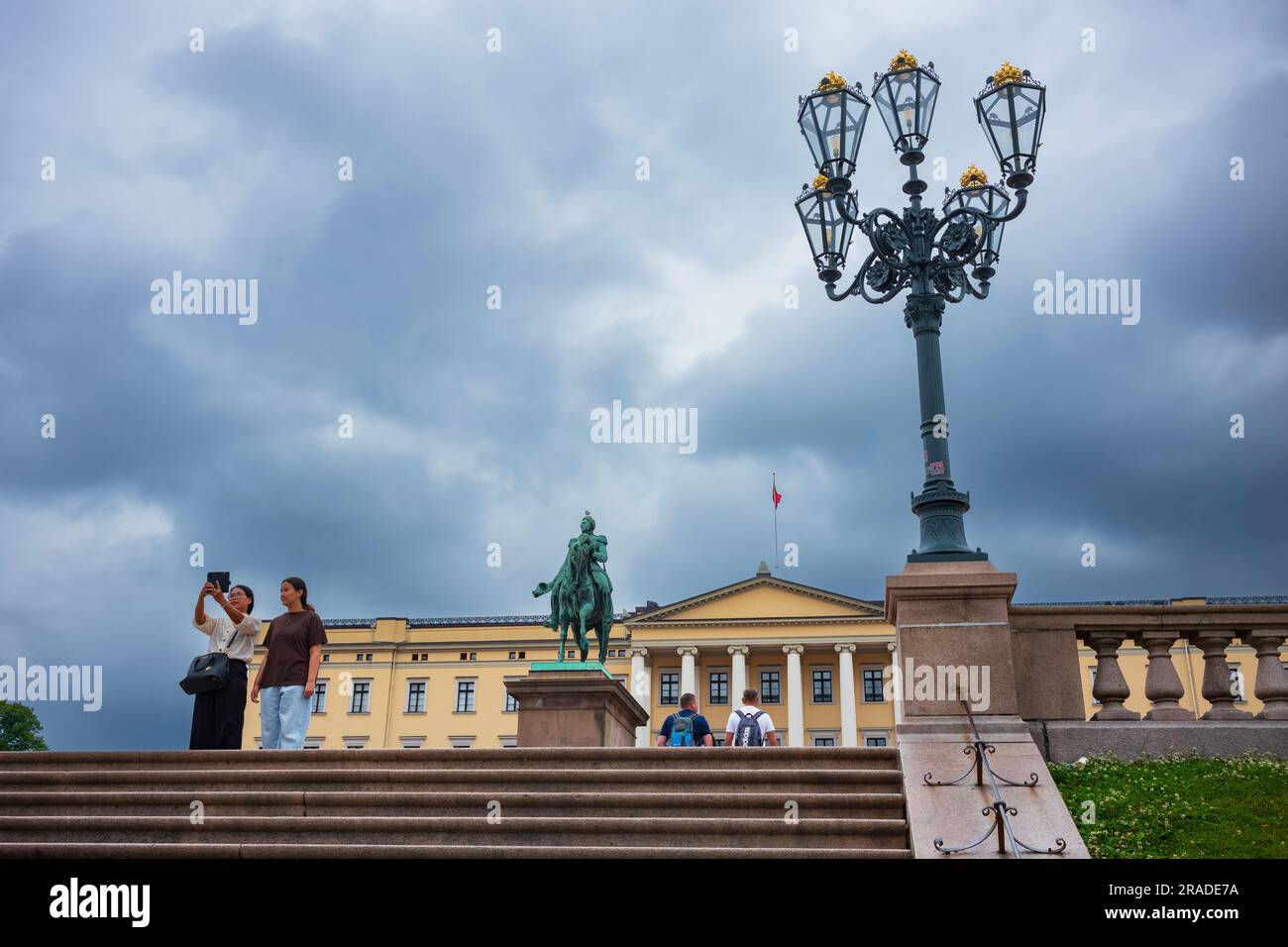 Oslo, Norwegen, 20. Juni 2023: Touristen besuchen den Königspalast an einem stürmischen Tag. Dort arbeitet die Monarchie, der König führt den Vorsitz über den Rat o Stockfoto