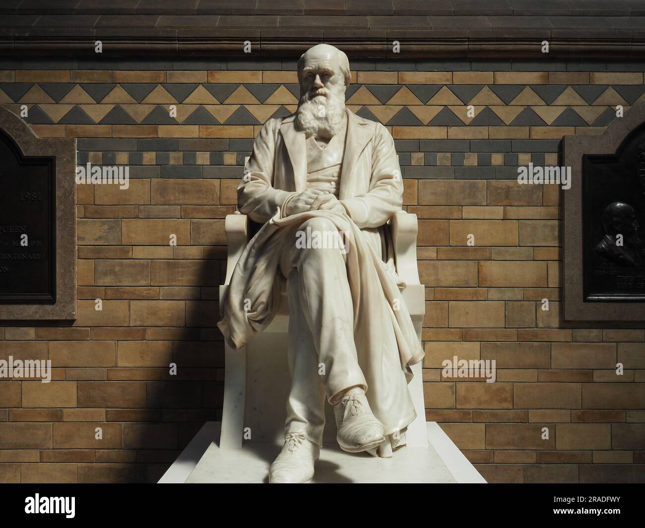 LONDON, Großbritannien - 09. JUNI 2023: Charles Darwin Statue im Natural History Museum des Bildhauers Sir Joseph Boehm, ca. 1885 Stockfoto