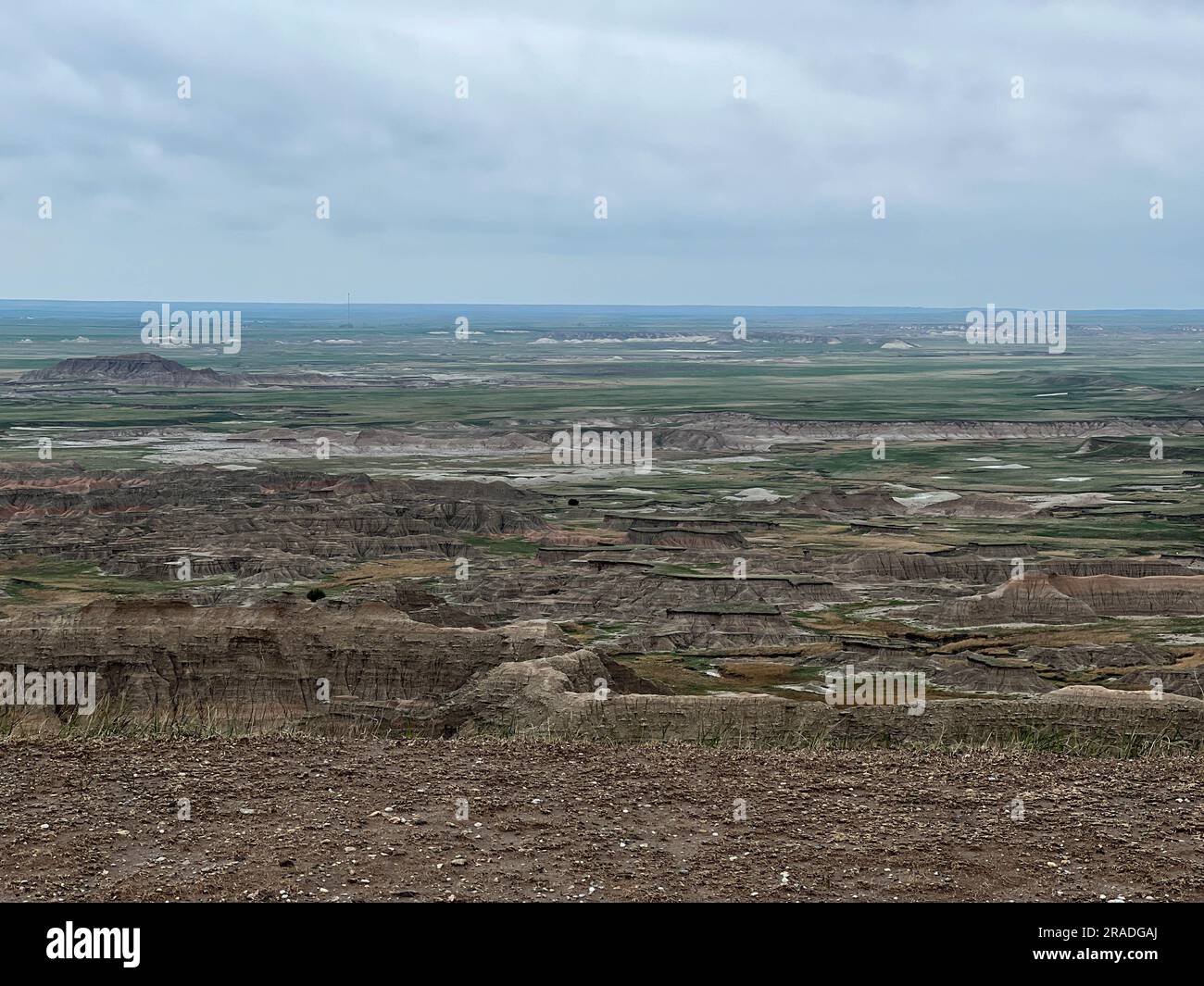 Ein Blick auf die Berge des Badlands-Nationalparks in Wall, SD an einem bewölkten Tag. Stockfoto