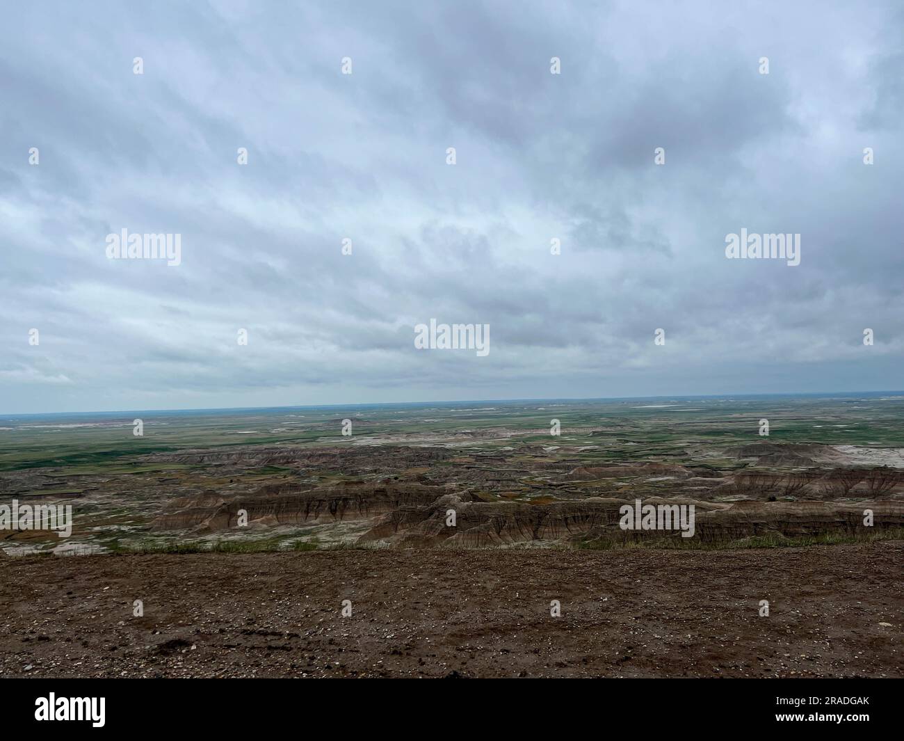 Ein Blick auf die Berge des Badlands-Nationalparks in Wall, SD an einem bewölkten Tag. Stockfoto