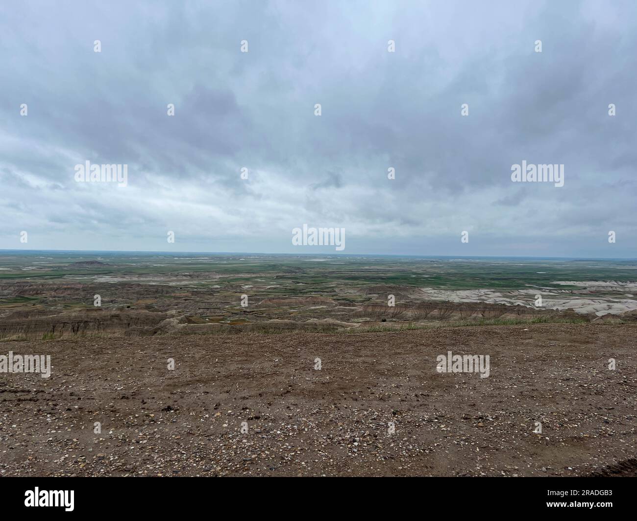 Ein Blick auf die Berge des Badlands-Nationalparks in Wall, SD an einem bewölkten Tag. Stockfoto