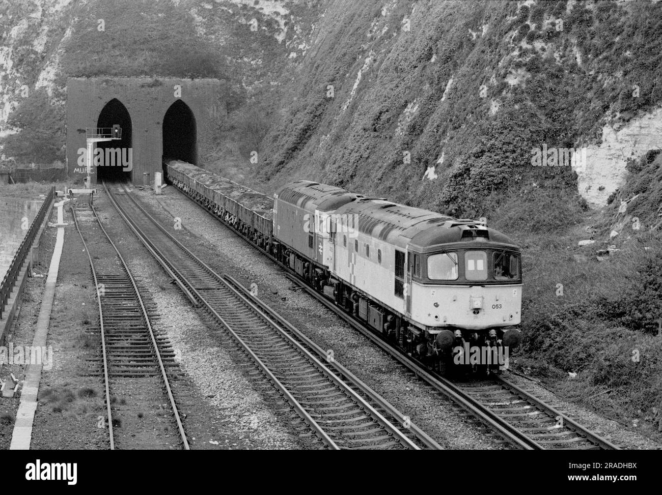 Zwei Diesellokomotiven der Klasse 33 mit den Nummern 33053 und 33040 fahren am 8. April 1993 aus dem Shakespeare Cliff Tunnel in der Nähe von Dover. Stockfoto