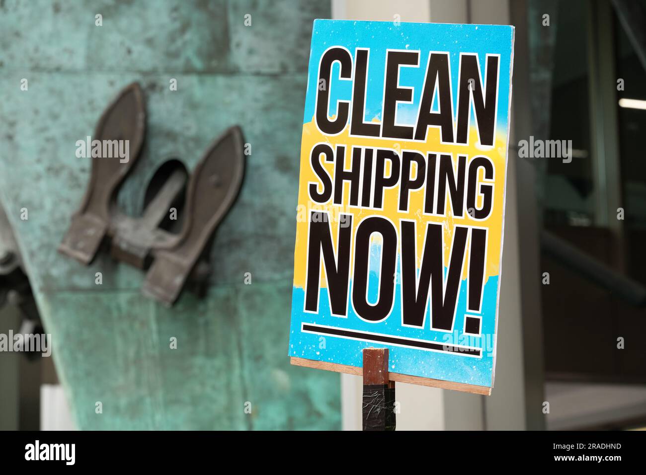 London, Großbritannien. 3. Juli 2023. Aktivisten der "Clean Shipping Coalition" und der "Ocean Rebellion" in aquatischen Kostümen veranstalten einen Protest außerhalb des Hauptquartiers der Internationalen Seeschifffahrtsorganisation (IMO) und fordern eine Verpflichtung zur 50%igen Verringerung der Treibhausgasemissionen des Schifffahrtssektors bis 2030, während die IMO zusammentritt, um die Strategie zu erörtern. Kredit: Ron Fassbender/Alamy Live News Stockfoto