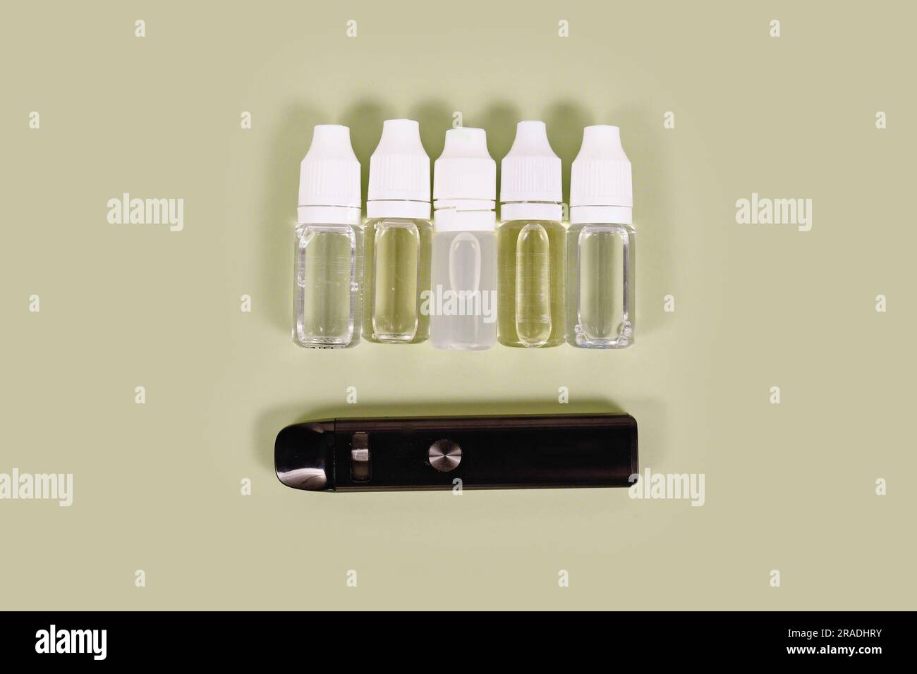 Flaschen mit flüssigen Lösungen für elektronische Zigaretten Stockfoto
