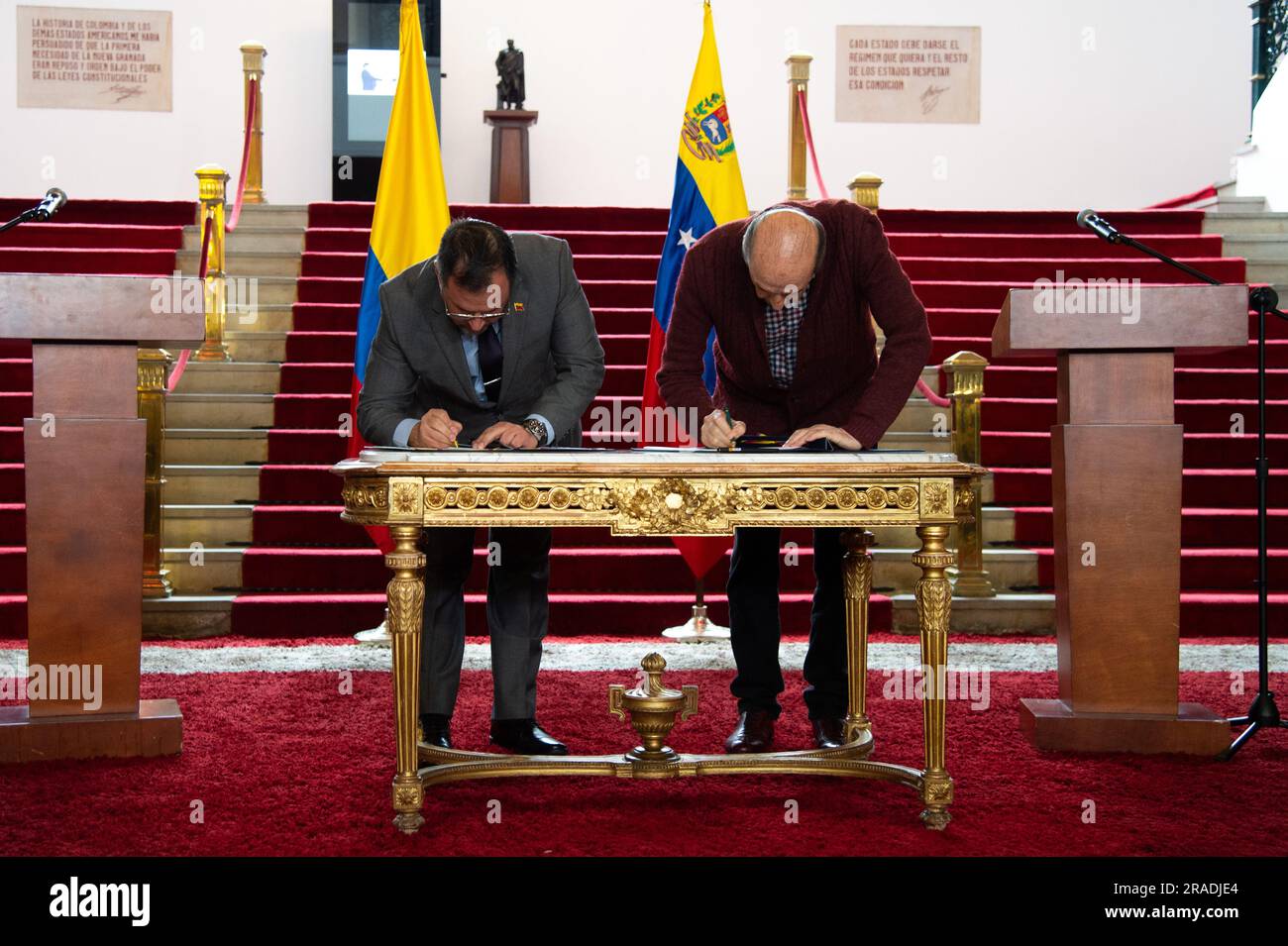 Der venezolanische Außenminister Yvan Gil (L) und der kolumbianische Außenminister Alvaro Leyva (R) unterzeichnen eine gemeinsame Erklärung zur Zusammenarbeit in den en Stockfoto