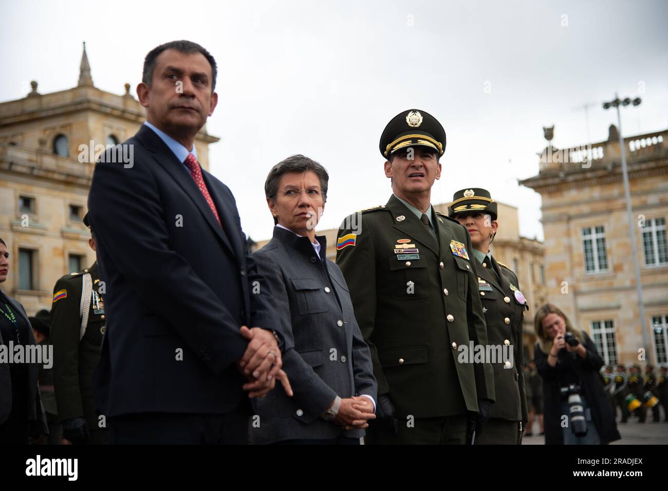 (Von links nach rechts) Oscar Gomez Heredia, Bogotas Bürgermeisterin Claudia Lopez, William Rene Salamanca, kolumbianischer Polizeidirektor und Stockfoto