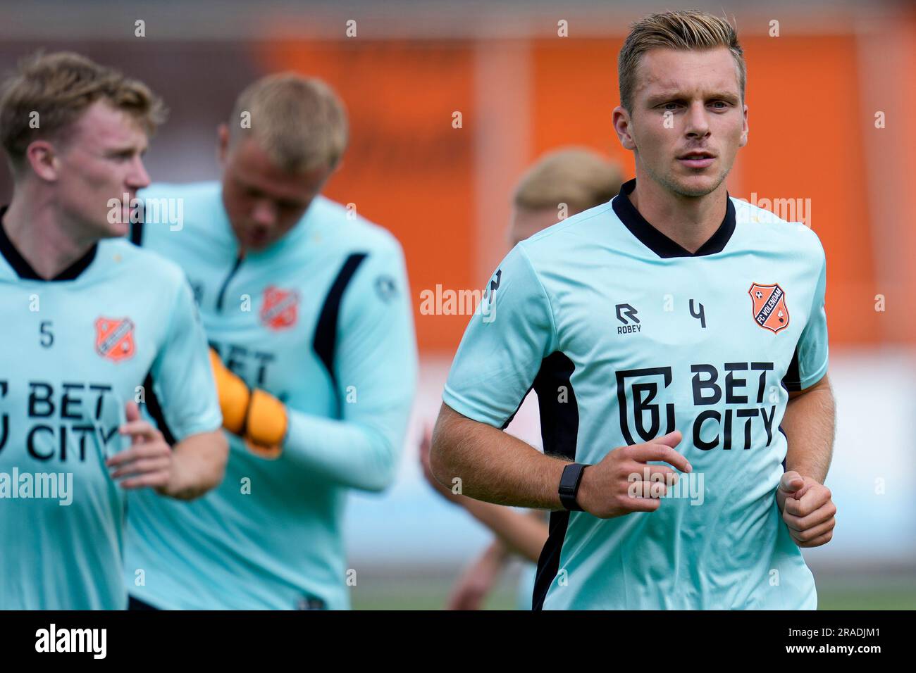 Volendam, Niederlande. 03. Juli 2023. Damon Mirani vom FC Volendam schaut auf die erste Trainingseinheit des FC Volendam in der Saison 2022-2023 im Kras Stadion am 3. Juli 2023 in Volendam, Niederlande (Foto von Patrick Goosen/Orange Pictures). Gutschrift: Orange Pics BV/Alamy Live News Stockfoto