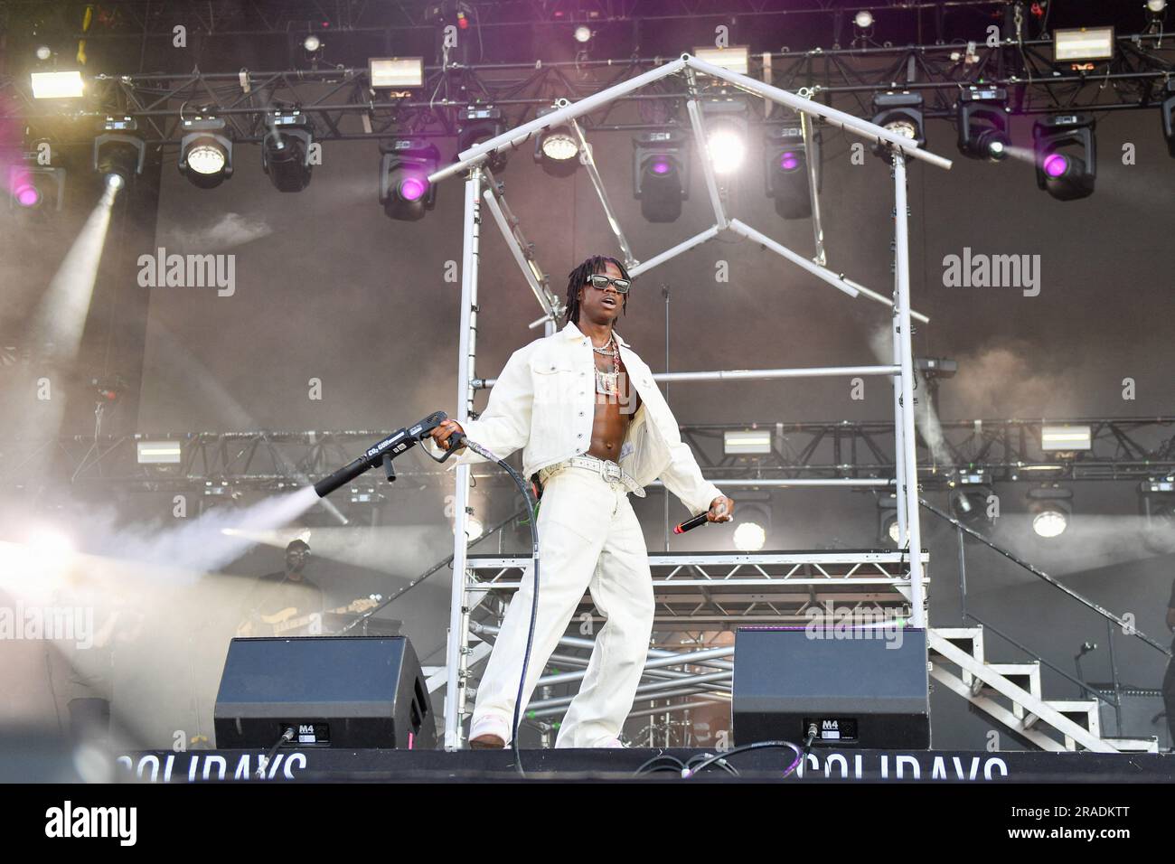 Paris, Frankreich. 25. Juni 2023. REMA tritt während des Solidays Festivals auf, das von Solidarité Sida auf der Rennbahn Paris-Longchamp am 25. Juni 2023 in Paris, Frankreich, organisiert wird. Foto von Christophe Meng/ABACAPRESS.COM Kredit: Abaca Press/Alamy Live News Stockfoto