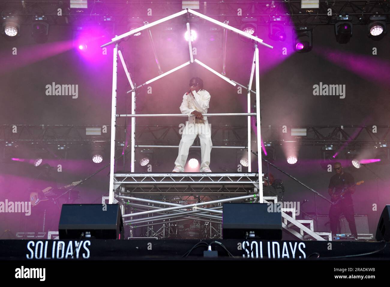 Paris, Frankreich. 25. Juni 2023. REMA tritt während des Solidays Festivals auf, das von Solidarité Sida auf der Rennbahn Paris-Longchamp am 25. Juni 2023 in Paris, Frankreich, organisiert wird. Foto von Christophe Meng/ABACAPRESS.COM Kredit: Abaca Press/Alamy Live News Stockfoto