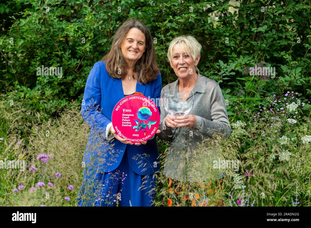 London, Großbritannien. 3. Juli 2023 (L) Clare Matterson, Generaldirektor der RHS, und Carol Klein, die mit dem berühmten Horticultural Hero Award ausgezeichnet wurde, im berühmten Horticultural Hero Garden der RHS bei der Pressevorschau beim Hampton Court Palace Garden Festival der RHS. Die weltweit größte Blumenshow umfasst Gärten von inspirierenden Designern, Vorträge von Prominenten, Vorführungen und Workshops. Kredit: Stephen Chung / Alamy Live News Stockfoto