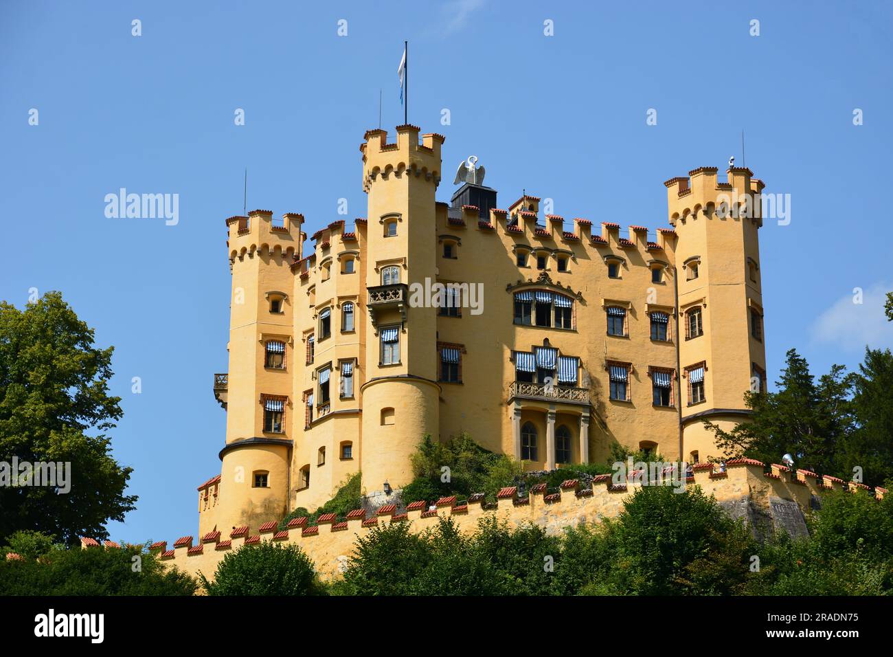 Schloss HOHENSCHWANGAU, Süddeutschland – 08.21.2021: Schloss HOHENSCHWANGAU am nördlichen Rand der Alpen Stockfoto