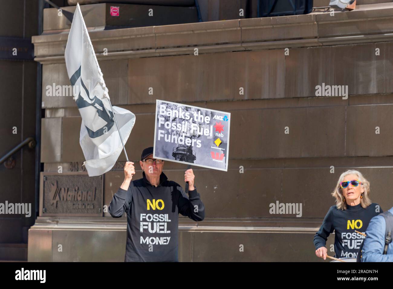 Mitglieder der Extinction Rebellion protestieren in George Street, Sydney, Australien, gegen australische Banken, die fossile Brennstoffe finanzieren Stockfoto