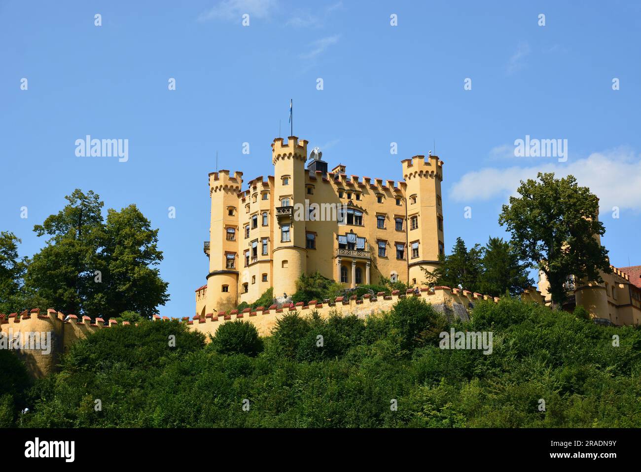 Schloss HOHENSCHWANGAU, Süddeutschland – 08.21.2021: Schloss HOHENSCHWANGAU am nördlichen Rand der Alpen Stockfoto