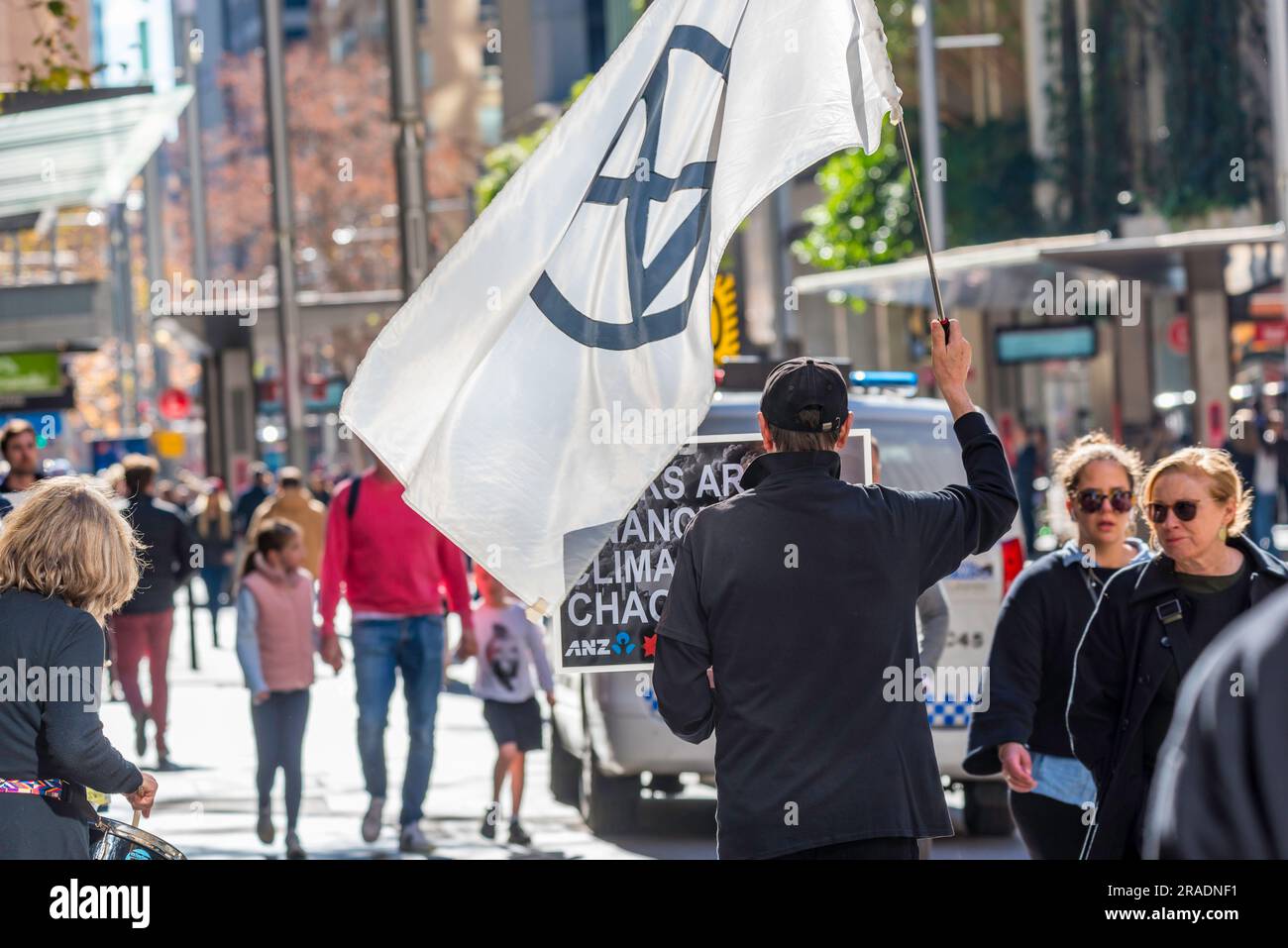 Mitglieder der Extinction Rebellion protestieren in George Street, Sydney, Australien, gegen australische Banken, die fossile Brennstoffe finanzieren Stockfoto