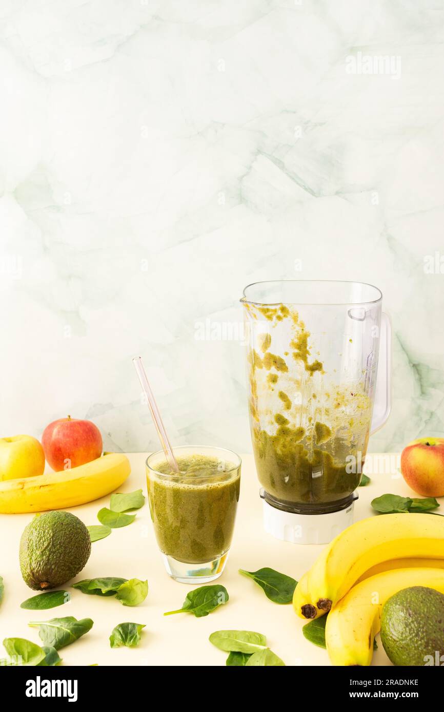 Gesundes Frühstück, gesunder, leckerer Smoothie mit Spinat und Banane und Avocado, gekochtem Brokkoli und Erbsenprotein und gemischtem Gemüse, Mixer für Smoothie-Gläser Stockfoto