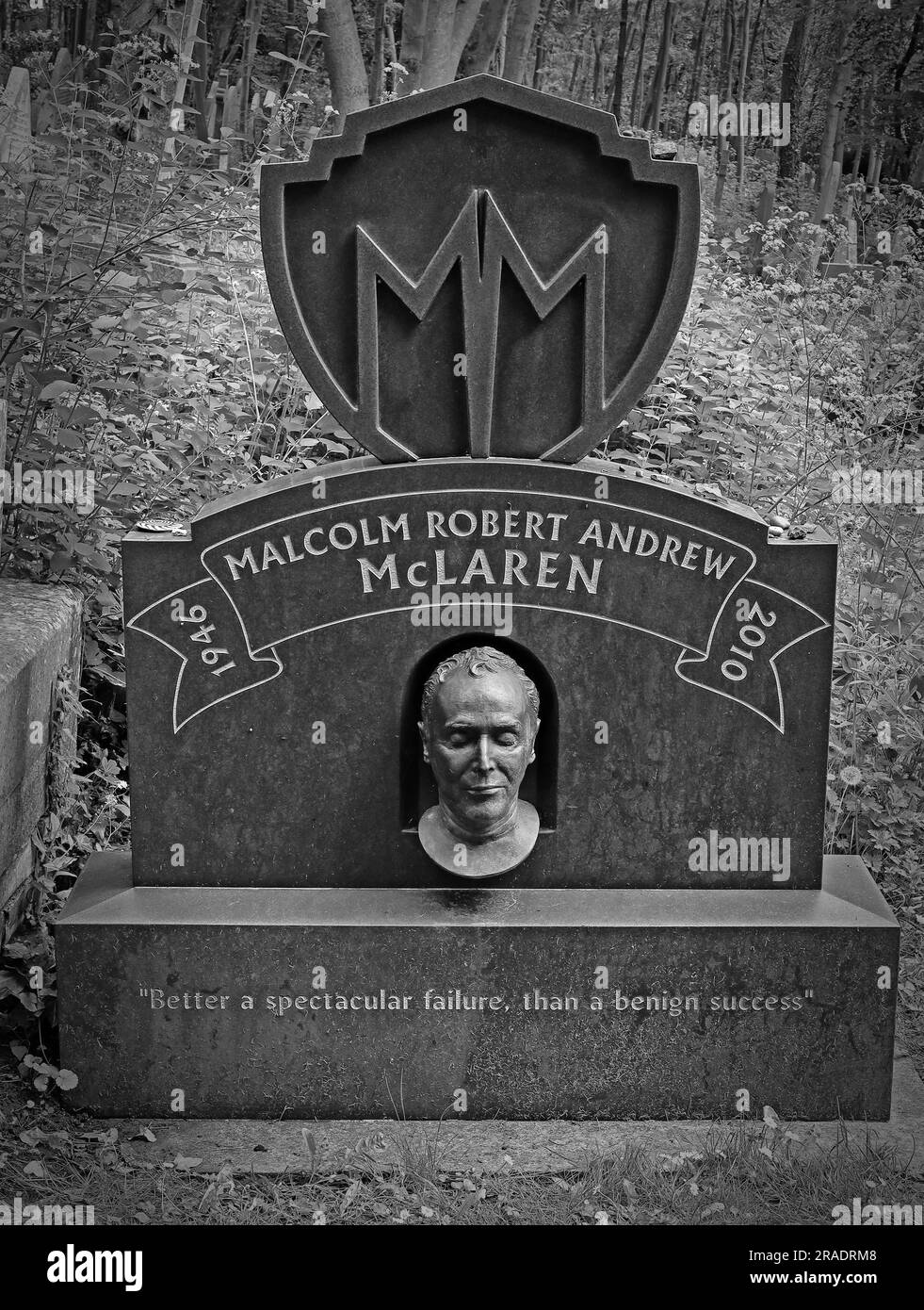 Schwarzweiß-Grab und Grabstein von Malcolm McLaren, Sex Pistols Manager, Highgate Cemetery, East Side, North London, ENGLAND, GROSSBRITANNIEN, N6 6PJ Stockfoto