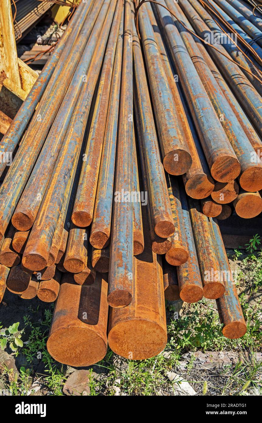 Rundstahlknüppel zum Walzen von Metallrohren im Lager für Metallfertigerzeugnisse Stockfoto