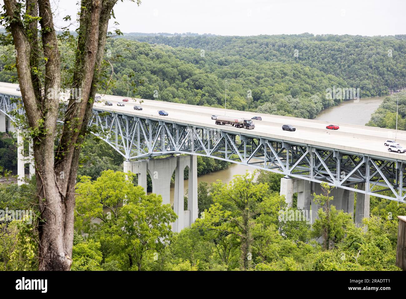 Die Clays Ferry Interstate 75 Highway Bridge überquert den Kentucky River in Richmond außerhalb von Lexington, Kentucky, USA. Stockfoto