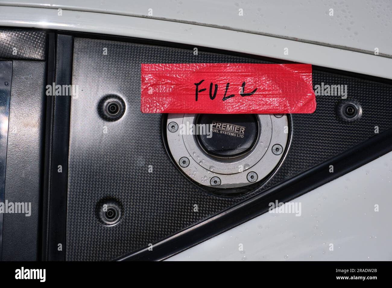 Nahaufnahme: Rotes Klebeband mit der Aufschrift „FULL“ auf dem Tankdeckel eines Rennwagens Ferrari Challenge Evo Stockfoto